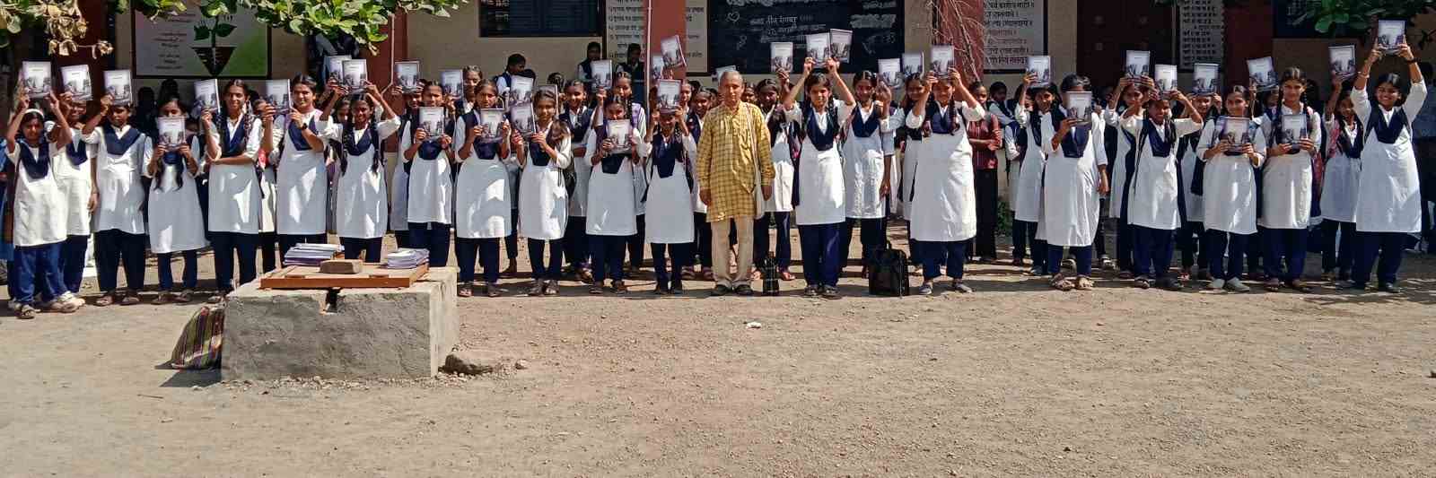 राष्ट्रपिता महात्मा गांधी यांच्या 157 व्या जयंती निमित्त विद्यार्थीनींमध्ये स्वातंत्र्यसेनानी तथा सर्वोदय विचारवंत गंगाप्रसादजी अग्रवाल ग्रंथ वाचन